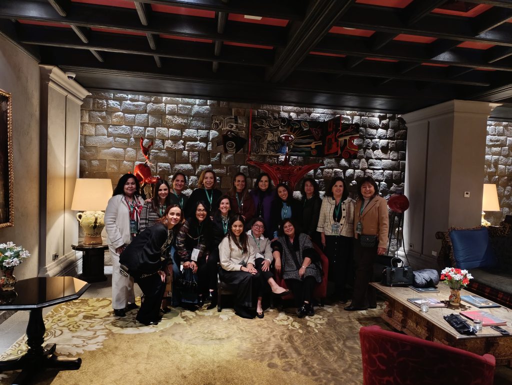 El evento tuvo lugar en el majestuoso Palacio del Inca, donde se desarrollaron diversas ponencias, paneles y actividades de networking orientadas a fortalecer la cooperación, innovación y liderazgo dentro de la red DFK.
Entre los ponentes destacados participaron el exministro de Economía del Perú, Dr. Alfredo Thorne, quien compartió su visión sobre el panorama económico actual y los desafíos de la región; así como el reconocido coach internacional Javier Benítez, quien brindó una inspiradora conferencia sobre liderazgo y felicidad.